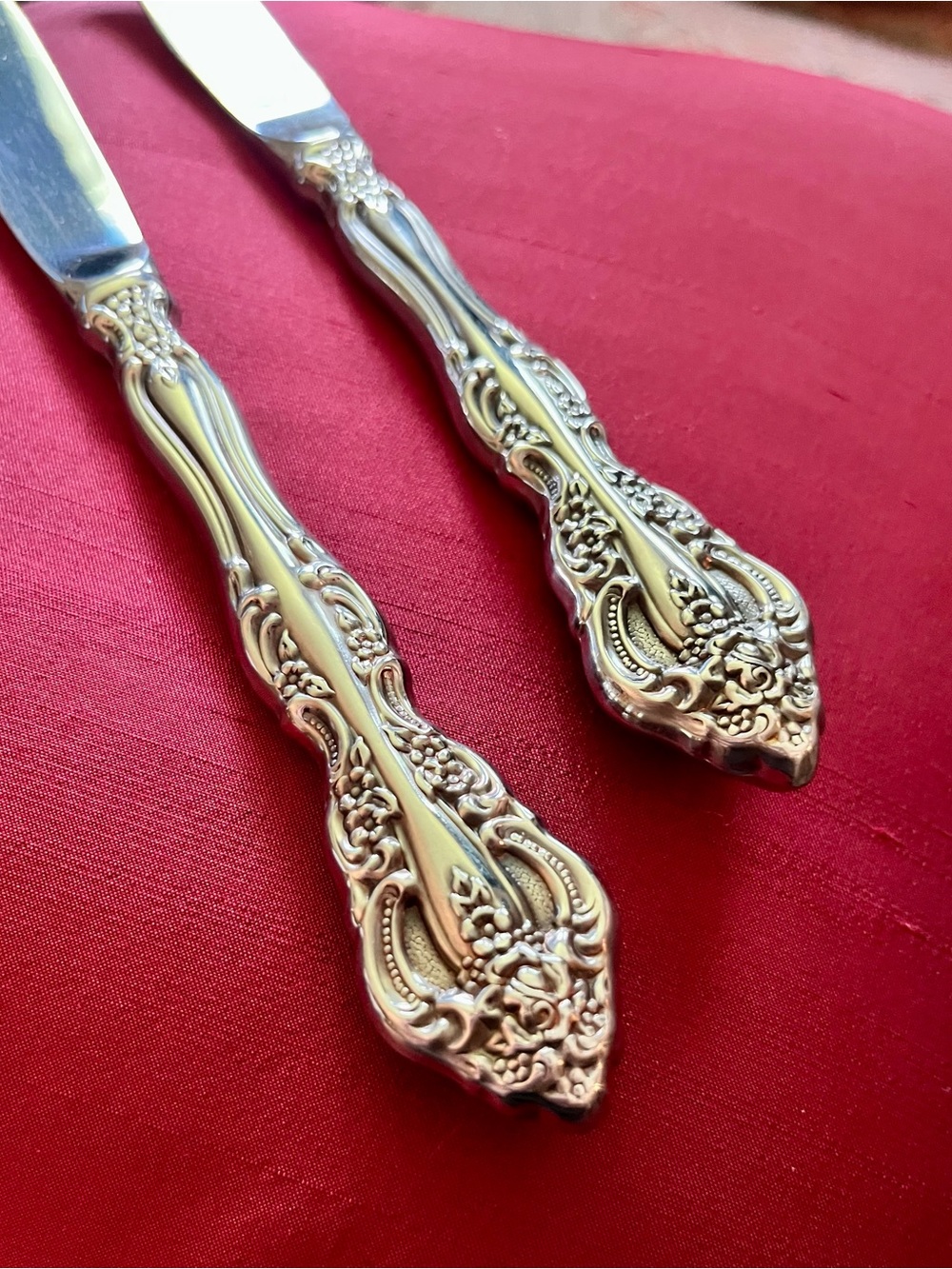 2 Oneida Michelangelo Stainless Steel Dinner Knives 9"
